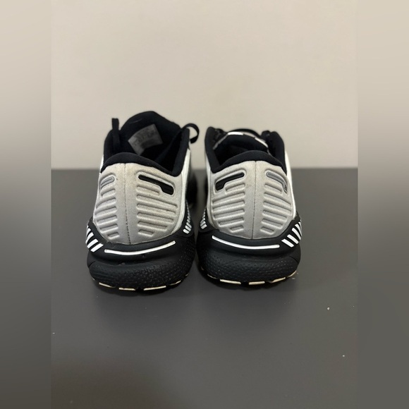 Brooks Womens Adrenaline GTS 22 Gray and Black Running Shoes, Size:8 - Picture 4 of 14